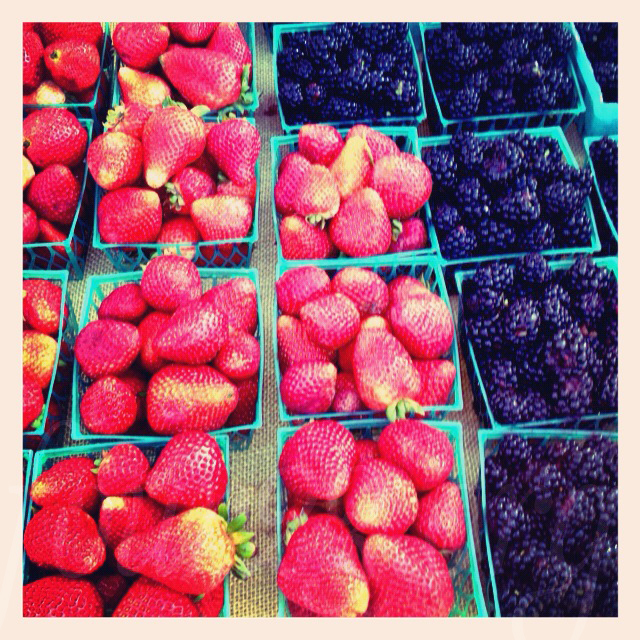 farmers-market-berries